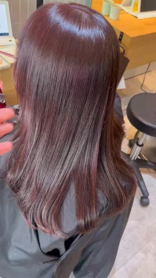 セミロング カラー ラフィスヘアードープ所属・レイヤーと透明感の アユカ 髪質改善のヘアスタイル