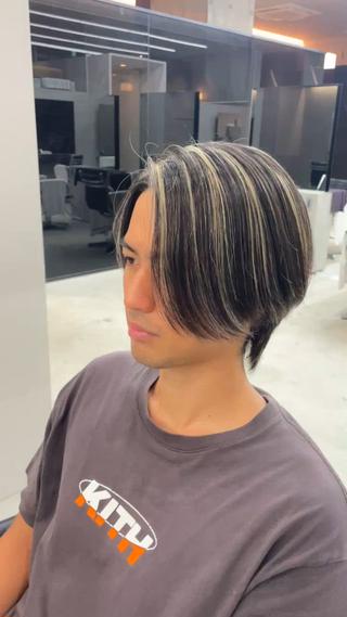 今回はカットは毛先だけ整え流れがつくように軽く量を取らせて頂きました！

ハイライトの方は目立たせたいて事だったので太めのチップで入れていきました！

メンズハイライトはなんでも合いますパーマやカットだけでも似合うので是非やってみてください！ 