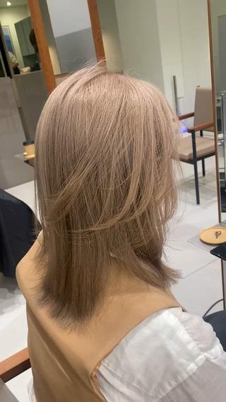 ダブルブリーチケアカラーとレイヤーをいれてあげると海外ガールに！

カットもしっかりレイヤーを入れてあげることで大人っぽくなりハイトーンでも上品のある雰囲気に！ 