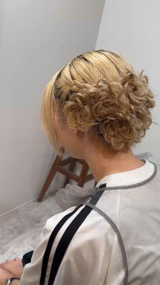 フルールヘアアレンジ

誰とも被らない華やかなスタイルに
気になるデザインはお気に入り♡を押してカウンセリング時にそのままご提示ください！ 