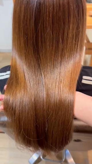 艶々ロングヘアでぷるんと髪 