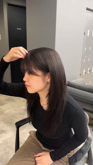レイヤーのメンテナンスに前髪とサイドバングをプラス

サイドバングを作ることでくくった時や耳にかけている時も可愛くなります！ 