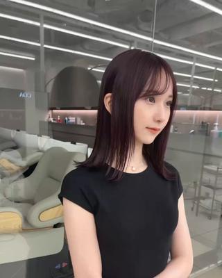 ナチュラルな前髪と艶のある深みレッドカラーで、上品かつ大人可愛いミディアムスタイル️ 