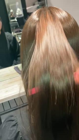 髪質改善縮毛矯正　(ビフォー・アフター)
1人1人の髪質や癖の形状、履歴を考慮して矯正剤を作っています！
→是非お任せください！
矯正中に活性ケラチン、ファイバーハンス、マレイン酸配合の特殊エキスで中間処理して、特殊トリートメントで質感再生へ→ ケラチンとの架橋構造を作り、毛髪深部から強度を高め、柔軟性や保湿力を保ちます。
※履歴、ダメージ加減でご期待に添えない場合がございますのでご了承下さい！
基本、ここ8ヶ月以内にブリーチされている方にはあまりおすすめできません。 