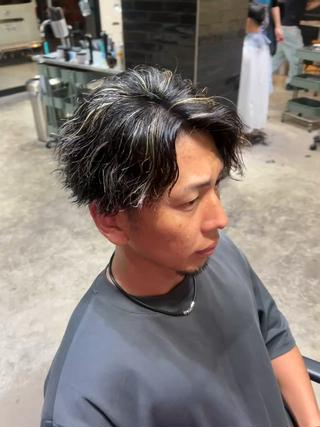 カットパーマハイライト！！
夏っぽく刈り上げてツイストスパイラルパーマかけました
金メッシュも入れてバチイケです！ 