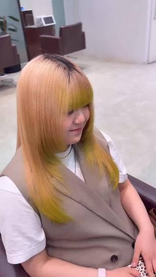 裾カラー+髪質改善トリートメント

カラーは裾のみ！neon lime
ブリーチをした髪でも、髪質改善カラーでツヤと髪質強化！ 