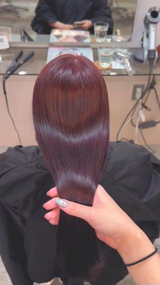 - Cherry red -
毛先ブリーチに根元リタッチ、全頭オンカラーしました!
リタッチ短ければ根元は明るくなりやすいのでブリーチなしでもリタッチ可能です♡
赤系の色は紙に1番入りやすく発色しやすいです︎︎︎
ブリーチ毛でも艶髪に仕上げます️