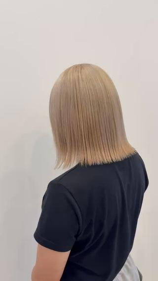 人生２回目のブリーチ

”white beige”

髪の毛に合ったブリーチの強さで少しずつハイトーンに

毛先の残留は回数重ねて取っていきます 