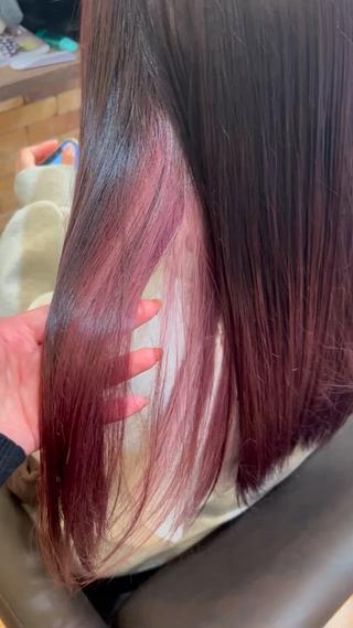 【インナーカラー】
Cassis pink
【menu】→イルミナカラー＋艶々トリートメント
全体を暗めのピンクブラウンでインナーを赤強めのピンクにしました
インナーの色しか決まっていない方でも似合わせで全体カラーのご提案もできます 