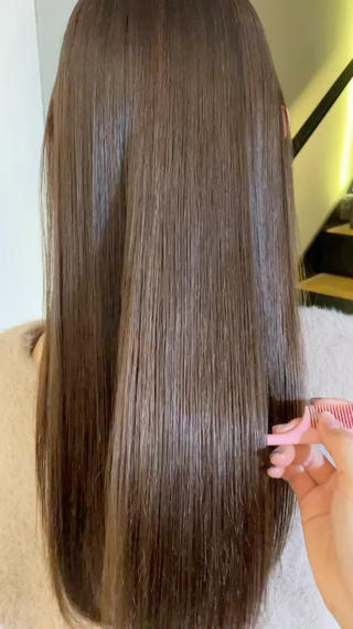 縮毛矯正.
朝のスタイリングとっても楽になります 