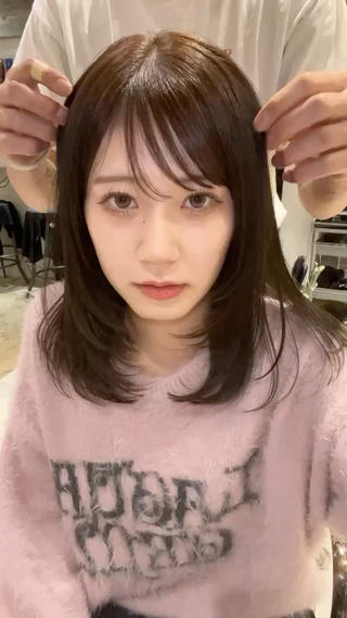 オリーブベージュ × ミディアムレイヤー
透明感たっぷりのオリーブベージュで赤みをおさえつつ、柔らかく抜け感のあるカラーに。
光に当たったときのまろやかなツヤ感が人気の秘密です◎
カットは動きが出やすいミディアムレイヤー。
顔まわりにレイヤーを入れることで、小顔見え&巻いた時のくびれシルエットが簡単にキマります。
・赤みが気になる方
・透明感が欲しい方
・巻いた時にふんわり動きが欲しい方
におすすめのスタイルです。
ご希望に合わせてレイヤーの高さやカラーの明るさも細かく調整できますので、ぜひ一度ご相談ください