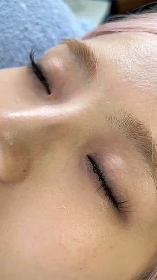 【マツパ】
上下まつ毛パーマです！最後は束感で仕上げさせて頂きました️縦顔面短縮効果があり、お目元が一気に垢抜けたイメージになります！とても人気なメニューです︎︎︎ 