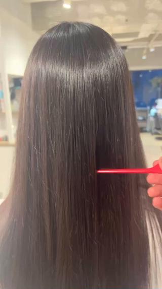 髪の毛の状態にを見て、お薬を塗り分けしているので髪に負担かけないように施術しています笑