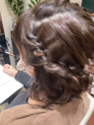 根元が明るい感じから落ち着いた色にしあげました。
アレンジも簡単に仕上げて柔らかい雰囲気で年配の方でも若返ります。