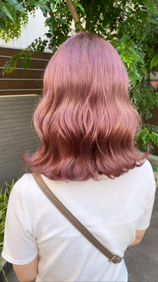 透けるピンクカシス
上品さ透明感間違いなし
ダメージレスケアブリーチで優しく優しく明るくしていきます
透明感間違いなしのカシスピンクカラーをどうぞ
明るさピンクの色味などはカウンセリング一緒にで決めていきましょう