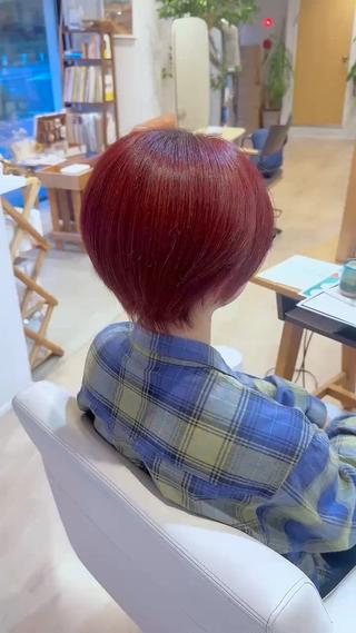 綺麗なレッドカラーにお仕上げしました ⸜⸝

縮毛、パーマ歴有りでも綺麗に染まります  