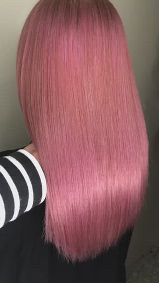 ピンクの髪色にしてみたい!
明るめから暗めまで、自分に似合う愛されカラーを見つけよう
モテ髪
レッド(赤色)・ピンク系
柔らかい雰囲気を髪色で出したいなら、
ピンク系の髪色での愛されヘアカラーにするのがおすすめ!
ブリーチなしでもできるピンクは、
カラー初心者さんやトーンが気になる方でも
挑戦しやすい髪色なんです。