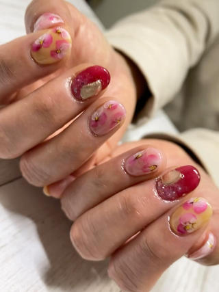 好きな色を選んでも良し、自分に合う色を見つけても良い。どんな形でも最高の物に仕上げたい♡コンプレックスがある方大歓迎!爪が伸ばしたくても伸ばせない方、形が気に入らない、指が短い、何でも相談してください。