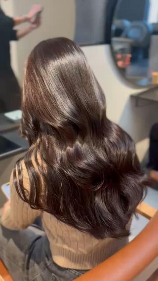 カラートリートメントでこの艶感
トーンは明るさを残しつつも冬に向けてこっくりブラウン 