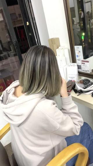 筋感のあるデザインお任せください！お客様一人一人のイメージに合わせたオーダーメイドで対応させて頂きます☆また『エアータッチ』という内側部分や結んだ時等どこを引き出しても繊細な筋感+毛先の透明感がだせる最新技術の組み合わせで誰とも被らない、【自分にしか作れないワンランク上のデザイン】をご提案します！

全頭ブリーチとバレイヤージュコスパ比較

○全頭ブリーチ
約¥6000
毎月リタッチ、年間¥72,000

○エアタッチバレイヤージュ
約¥15,000
4ヶ月に一度リタッチ、年間¥45,000

差額が¥17,000前後となります。
中にはプリンにもならないので紫シャンプーでキープし続けてリタッチは一年に一度のお客様もおります。



ハイトーンを楽しみたいが毎月美容室に足を運べないママさんや
ヘアアレンジすることの多いナイトワークのお客様
年間を通してなるべく予算を押させたいお客様に絶大な指示を得ております。




また、他の追付いを許さない圧倒的なデザイン技術を求め他県から半年に一度ご来店するお客様や海外居住されているお客様からもご来店いただけております。



『年間を通して綺麗なハイトーン』を『コストを抑えて』楽しみたいお客様におすすめです♪ 