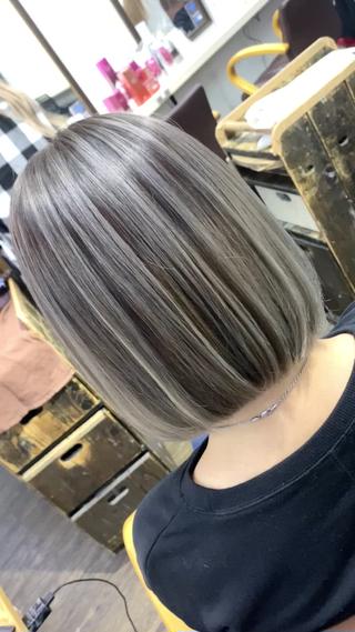 筋感のあるデザインお任せください！お客様一人一人のイメージに合わせたオーダーメイドで対応させて頂きます☆また『エアータッチ』という内側部分や結んだ時等どこを引き出しても繊細な筋感+毛先の透明感がだせる最新技術の組み合わせで誰とも被らない、【自分にしか作れないワンランク上のデザイン】をご提案します！

全頭ブリーチとバレイヤージュコスパ比較

○全頭ブリーチ
約¥6000
毎月リタッチ、年間¥72,000

○エアタッチバレイヤージュ
約¥15,000
4ヶ月に一度リタッチ、年間¥45,000

差額が¥17,000前後となります。
中にはプリンにもならないので紫シャンプーでキープし続けてリタッチは一年に一度のお客様もおります。



ハイトーンを楽しみたいが毎月美容室に足を運べないママさんや
ヘアアレンジすることの多いナイトワークのお客様
年間を通してなるべく予算を押させたいお客様に絶大な指示を得ております。




また、他の追付いを許さない圧倒的なデザイン技術を求め他県から半年に一度ご来店するお客様や海外居住されているお客様からもご来店いただけております。



『年間を通して綺麗なハイトーン』を『コストを抑えて』楽しみたいお客様におすすめです♪ 