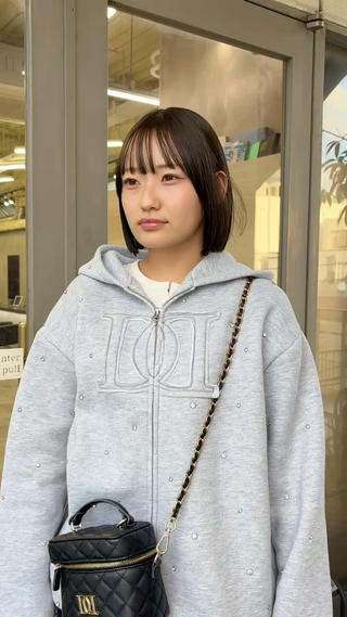 季節問わず人気のオリーブカラー
光に当たると透ける透明感のあるカラー是非1度お任せ下さい️ 