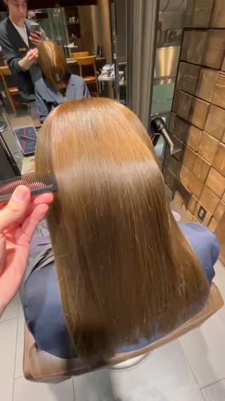 縮毛履歴がある方でもここまで明るくすること可能です
こちらはほんのりオリーブをいれて柔らかな透明感の色にしてあります！こちらはブリーチしておりません！ 