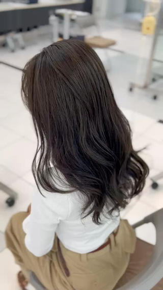 ハイライトのベースにオリーブアッシュカラー
オレンジ味や赤味を消して、透明感が出ます◎