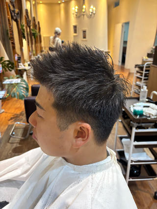 王道のスパイキーショートカットさせていただきました！

ノーセットでも束がでやすくメリハリがつくように
カットさせていただきました！
トップが長くサイドにかけてタイトにすることで
耳周りがスッキリしたスタイルになります！

ぜひご予約お待ちしております！ 