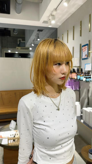 レイヤーボブ
全体はくびれ外ハネボブ!
顔まわりと表面はレイヤーを入れて
可愛らしい雰囲気に!