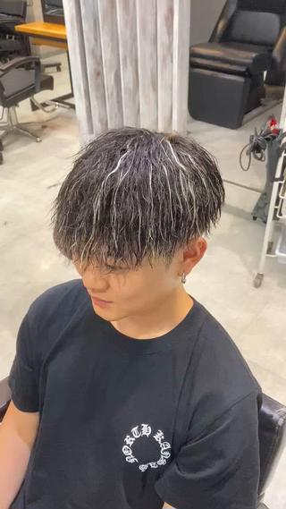 ハイライト×ツイストスパイラルパーマのダウンバング！
メッシュの量やパーマの強さによって印象が変わります！ 