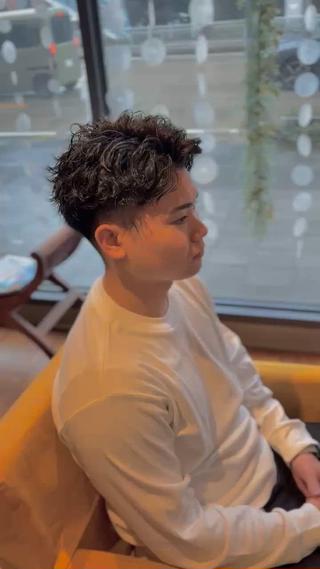 ［大人男性短髪、パーマ］

シルエット、質感、雰囲気
こだわってます！

・毛先のパサパサ
・清潔感
・ラフすぎない
・サイド、バックから見ても綺麗

［大人の色気のパーマ］

【メンズクリームパーマのメリットとは？】

①朝のスタイリングが簡単になる◎
②夜までお気に入りの髪型をキープ◎
③今の髪の長さを変えずにイメチェンも◎
④1～2ヶ月はスタイルをキープ◎⁡
⑤トップにボリュームが出る◎
⑥サイドのボリュームを減らし
頭を小さくみせる◎

僕が使用するパーマ剤は他と違う特殊な
薬剤を使用してるので理想なパーマが
かけれます！
 