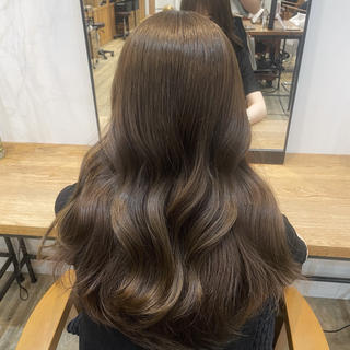 Olive beige
暗染めを何度も繰り返した髪をブリーチなしWカラーでできるだけ明るく!
とても綺麗なオリーブベージュ
トリートメント追加でツヤツヤに!