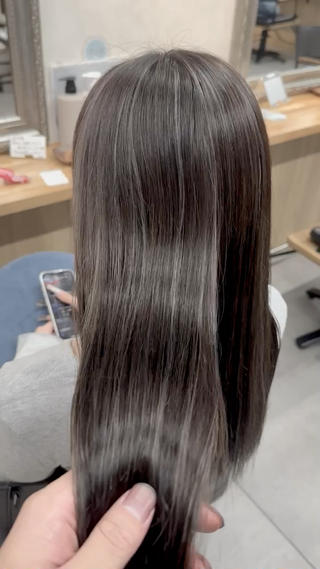 少なめナチュラルに筋感を入れることによってやりすぎずに大人感でます！

ハイライトの色味はシルバーでより透明感がポイントです！
 