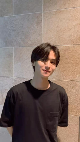 カット+ダウンパーマスタイル
ナチュラルに動く毛流れを活かしながら、気になる広がりはダウンパーマでしっかりコントロール
軽さのあるシルエットで、清潔感と抜け感を両立しました!
 前髪は流しやすく調整自然な動き
 サイドはタイトに収まるから小顔効果も
 スタイリングはムース系やソフトワックスで束感をちょい足し
→ さりげない色気をプラスできます!