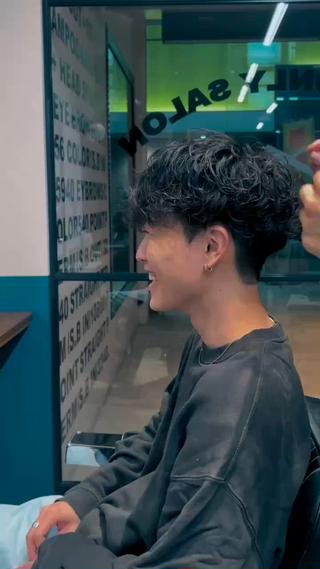 
冬にぴったりの“シャドーパーマ”スタイル
・ふんわり動く毛先で抜け感UP
・重くなりがちな冬スタイルも軽やかに
・自然なボリュームで雰囲気たっぷり
・マフラーやニットにも相性◎
・さりげなくオシャレにキマる万能ヘア

この冬、雰囲気出したい人におすすめです
 