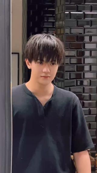 毛先を尖らすように切る事で簡単にセットもでき軽すぎないデザインになるので重すぎたりする方はこちらおすすめします！ 