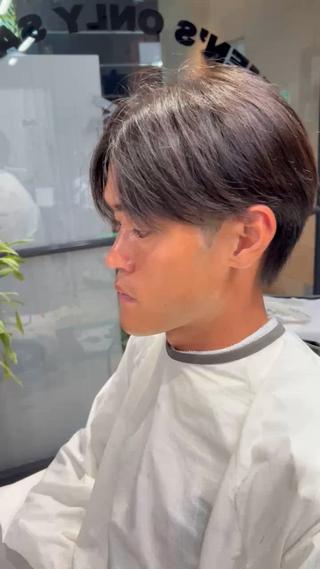 【Style Post】
韓国風 × 流れる縮毛矯正

ただ真っ直ぐにするだけじゃなく、自然な“流れ”をつくることで柔らかさをプラスした縮毛矯正。
顔まわりやトップに動きを残せば、小顔効果や立体感も◎

 襟足を刈り上げないスタイルの場合
縮毛矯正をかけるには、ある程度「長さ」が必要になります。
襟足が短すぎるとアイロン操作ができないため、矯正がかけられない場合も。
なので、襟足を残したい方は【少し長め】を意識すると安心です！

サラッとまとまる韓国風ストレート、毎朝のスタイリングもドライヤーだけでキマるのでおすすめ 