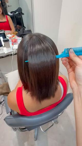 パーマ履歴のあるお客様ですが、パーマも落とたい!元々の癖も治したいとのこと
根本から毛先までしっかりとストレートをかけるとこんなにもサラサラの髪の毛に