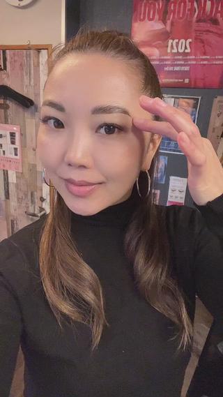 ハリウッドブロウリフトはメイクの幅が広がるんです！
平行眉やナチュラル眉が人気ですが、自分の顔にあった形の方がしっくりくる場合も。
メイクのバリエーションも豊富に用意してあります。
苦手な方もメイクレクチャーいたしますのでご安心ください！ 