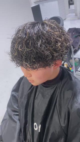 表参道/渋谷/原宿メンズカット/メンズパーマ/メンズマッシュ/ツーブロック/ハイライト/ツイストスパイラルパーマ/ツイストパーマ/波巻きパーマ/波巻きスパイラルパーマ/眉毛/センターパート/ニュアンスパーマ/メンズハイライト/ウルフカット/波打ちパーマ