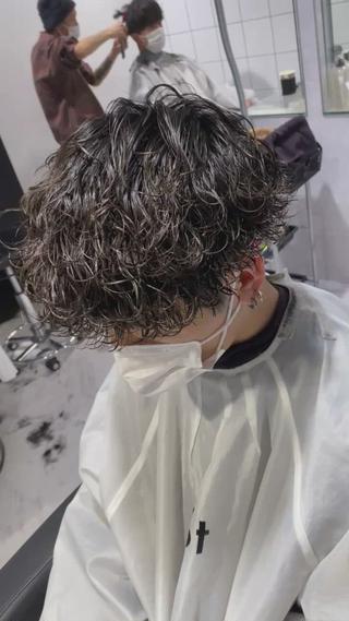 表参道/渋谷/原宿メンズカット/メンズパーマ/メンズマッシュ/ツーブロック/ハイライト/ツイストスパイラルパーマ/ツイストパーマ/波巻きパーマ/波巻きスパイラルパーマ/眉毛/センターパート/ニュアンスパーマ/メンズハイライト/ウルフカット/波打ちパーマ