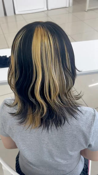 セミロング カラー ハイトーン、カラー 特化⟡.·すわ☁️のヘアスタイル