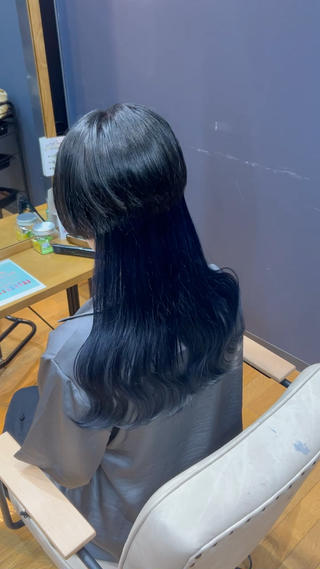 navy blue

ブリーチ1回でできるカラーです！ 