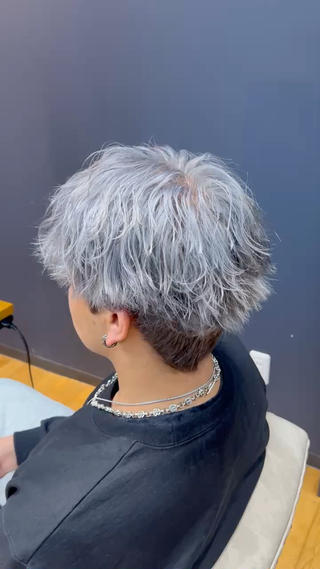 silver

ブリーチ1回〜2回でできるカラーです！ 