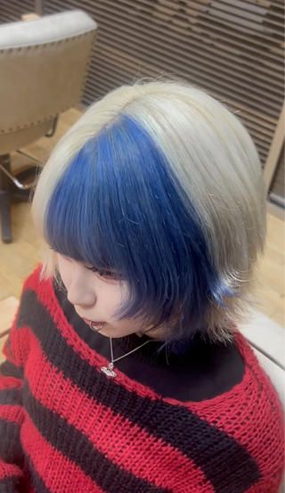 silver × blue 

ブリーチ1回〜2回でできるカラーです！ 