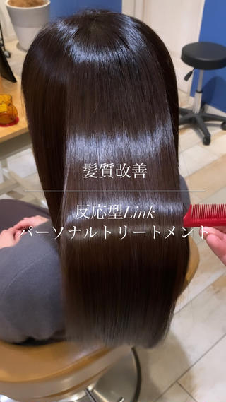 今話題の髪質改善トリートメントです
ブリーチ毛の方、ダメージ毛の方、髪の毛を扱いやすくしたい方にオススメです！
───────────────────────────

                         追加オプション
               Linkトリートメント＋2000円〜


                【あなたのなりたいを叶える】
         ️反応型パーソナルトリートメント️

当店で取り扱っているトリートメントについて

髪の深部から徹底補修してお客様一人一人の
お悩みを解消しながら"なりたい質感"に
従来の感覚でトリートメントをするのではなく、
お客様一人一人の抱えている悩みを解消するためにカウンセリングをし髪の状態を見極め、
必要な処置に合わせて製品や施術工程を
個々に変え、他にはないお客様だけの
オーダーメイドなトリートメントを提案させて頂きます𓈒


<こんな方にオススメ>

★今までトリートメントをしても効果を実感できなかった方

★根本はふんわりしたいのに、トリートメントをして重たくなってしまう方

★アイロンやコテを毎日使って熱のダメージが
とっても気になる方

────────────────────
Linkトリートメントの使用後の毛髪検査の結果例

引っ掛かり約92%ダウン

水分量約167%アップ

強度約159%アップ

艶約150%アップ

と数字でみても凄いのがわかります！
 
・製品特徴
今までにない修復力と持続力！
イオン反応、熱反応、酸反応！
 
・毛髪の深部まで浸透、補修
プラチナppt(ポリペプチド)、ケラチンアミノ酸

また、髪質改善後のトリートメントで質感も重ため、
軽めでお選びいただけるので一人一人に
合わせた髪質改善が可能となっております

是非この機会にお試しください！ 