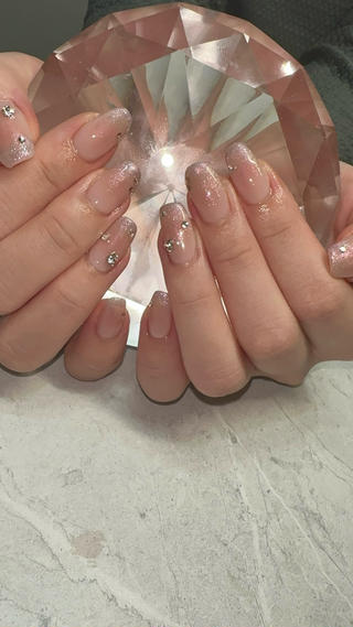 チークネイルに紫のフラッシュマグネットをグラデーションにしていれました♡♡
ピンク苦手な人も大丈夫そうなネイルに️