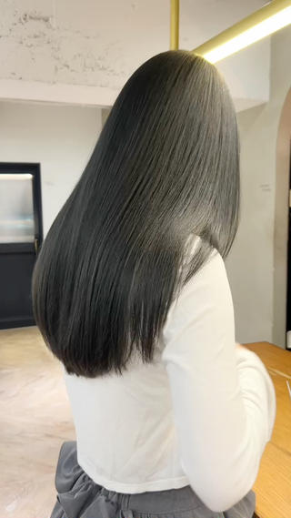 ブリーチ無し髪質改善カラー。
最強です(^_−)−☆
自然な艶感。サラッと軽いまとまり
髪質改善カラーは+4,400円
是非、今年ラストのケアにどうですか?