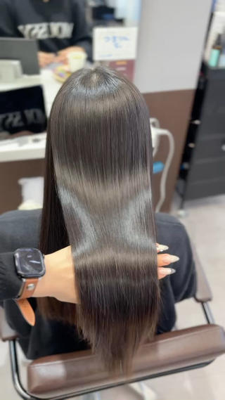 ドライヤーだけでまとまる
朝のスタイリングがラクになる
梅雨でもうねらない、広がらない
お家でのシャンプー後もツヤが持続する
「美容院帰りだけキレイ」から卒業しませんか?